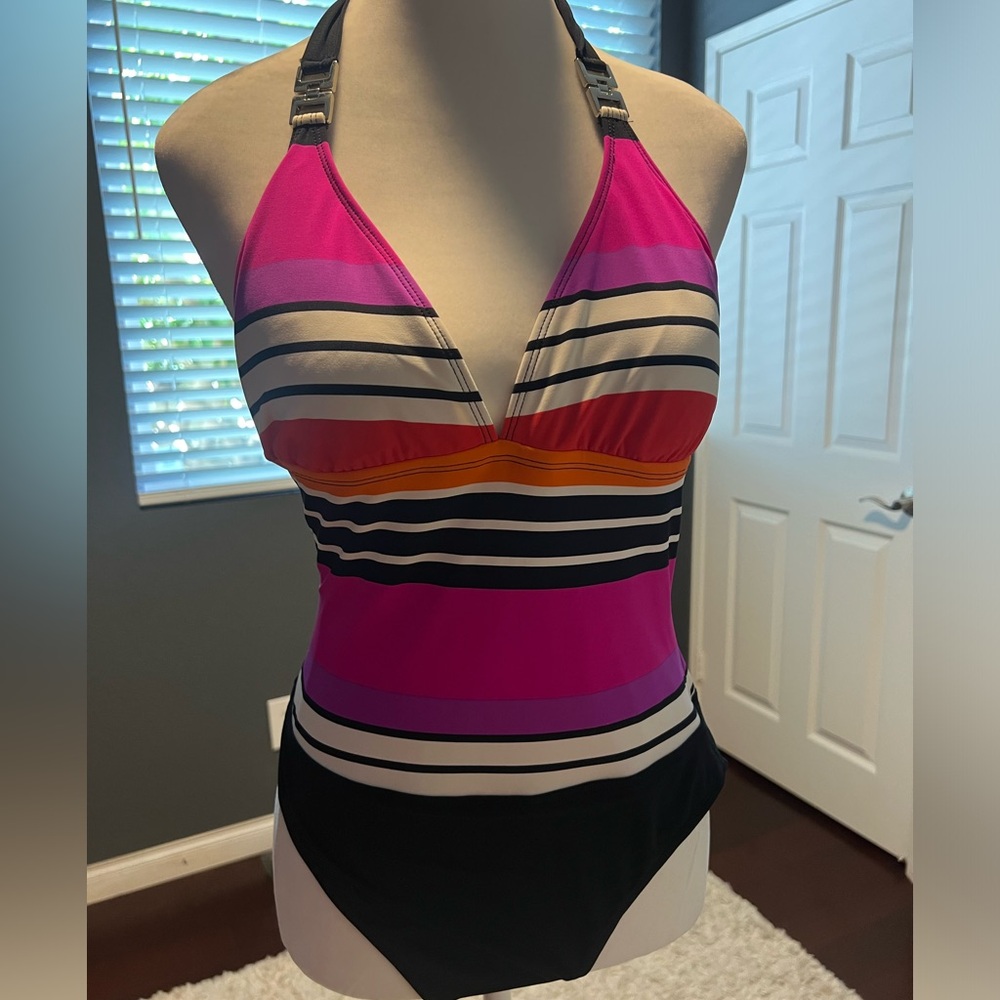 Never worn Halter bathing suit in .Comes with light padding and slimfit. Size 10